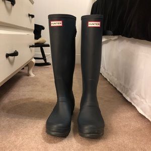 Hunter Women’s Matte Navy Rain Boots w/ pink trim